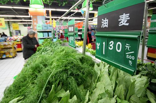 商務(wù)部:蔬菜價(jià)格連降三周 3月13日,市民在河北邢臺一家超市內(nèi)選購蔬菜。 據(jù)商務(wù)部3月12日發(fā)布的監(jiān)測數(shù)據(jù)顯示,3月4日至3月10日,全國36個(gè)大中城市食用農(nóng)產(chǎn)品和生產(chǎn)資料價(jià)格均出現(xiàn)回落。其中,18種蔬菜平均批發(fā)價(jià)格比前一周下降2.2%,連續(xù)三周回落,累計(jì)降幅16.4%。 新華社發(fā)(朱旭東 攝)