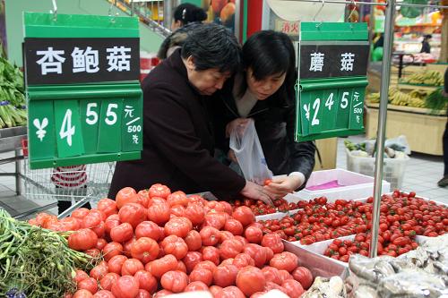 商務(wù)部:蔬菜價(jià)格連降三周 3月13日,市民在河北邢臺一家超市內(nèi)選購蔬菜。 據(jù)商務(wù)部3月12日發(fā)布的監(jiān)測數(shù)據(jù)顯示,3月4日至3月10日,全國36個(gè)大中城市食用農(nóng)產(chǎn)品和生產(chǎn)資料價(jià)格均出現(xiàn)回落。其中,18種蔬菜平均批發(fā)價(jià)格比前一周下降2.2%,連續(xù)三周回落,累計(jì)降幅16.4%。 新華社發(fā)(朱旭東 攝)
