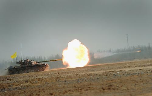 新疆軍區(qū)某裝甲團(tuán)在惡劣天候下開展實(shí)彈射擊訓(xùn)練 近日,塔克拉瑪干沙漠南緣沙塵彌漫,能見度不足千米。新疆軍區(qū)某裝甲團(tuán)按計(jì)劃開赴訓(xùn)練場,克服風(fēng)沙條件下路況判斷難、目標(biāo)捕捉難、乘員協(xié)同難等難題,在惡劣天候條件下按實(shí)戰(zhàn)要求組織戰(zhàn)斗射擊訓(xùn)練。 新疆軍區(qū)某裝甲團(tuán)迎著風(fēng)沙進(jìn)行實(shí)彈射擊訓(xùn)練(3月29日攝)。 新華社發(fā)(向文軍 攝)