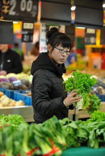 商務(wù)部:食用農(nóng)產(chǎn)品價(jià)格連降六周 3月26日,市民在河北邢臺(tái)一家超市內(nèi)選購(gòu)蔬菜。 據(jù)商務(wù)部4月1日發(fā)布的監(jiān)測(cè)數(shù)據(jù)顯示,3月25日至3月31日,全國(guó)36個(gè)大中城市食用農(nóng)產(chǎn)品價(jià)格連續(xù)第六周下降。其中,18種蔬菜平均批發(fā)價(jià)格比前一周下降1%,連續(xù)兩周平穩(wěn)回落。 新華社發(fā)(朱旭東 攝)