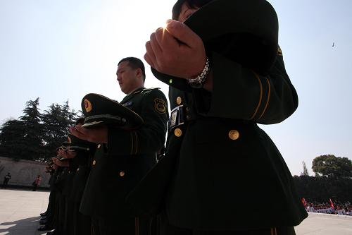 清明節(jié)前祭英烈 4月2日,江蘇鎮(zhèn)江邊檢官兵在革命烈士紀(jì)念碑前默哀。 清明節(jié)前夕,江蘇鎮(zhèn)江邊防檢查站在鎮(zhèn)江革命烈士陵園開(kāi)展祭掃活動(dòng),組織官兵參觀革命烈士紀(jì)念館,聆聽(tīng)先烈事跡,以此表達(dá)對(duì)革命先烈的緬懷之情。 新華社發(fā)(衡新 攝)