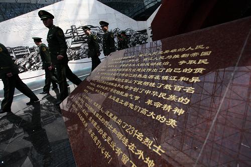 清明節(jié)前祭英烈 4月2日,江蘇鎮(zhèn)江邊檢官兵在鎮(zhèn)江革命烈士紀(jì)念館內(nèi)參觀。 清明節(jié)前夕,江蘇鎮(zhèn)江邊防檢查站在鎮(zhèn)江革命烈士陵園開(kāi)展祭掃活動(dòng),組織官兵參觀革命烈士紀(jì)念館,聆聽(tīng)先烈事跡,以此表達(dá)對(duì)革命先烈的緬懷之情。 新華社發(fā)(衡新 攝)