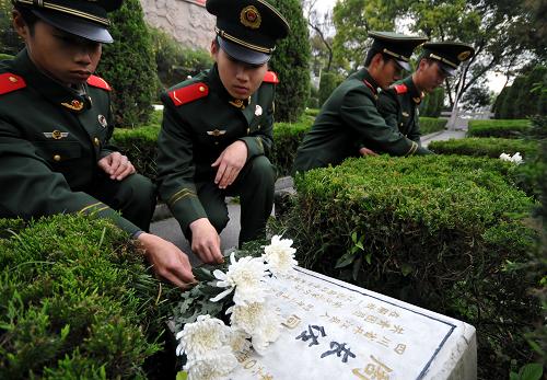 清明節(jié)前祭英烈 4月2日,臺(tái)州邊防支隊(duì)官兵在解放一江山島烈士陵園向革命烈士墓獻(xiàn)花。 清明節(jié)前夕,武警浙江臺(tái)州邊防支隊(duì)的官兵來(lái)到解放一江山島烈士陵園,緬懷英烈,接受革命傳統(tǒng)教育。 新華社發(fā)(郟策 攝)