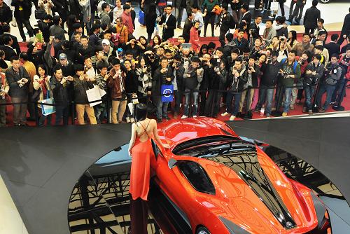 上海國(guó)際車展迎來專業(yè)觀眾日 首日觀眾15.2萬創(chuàng)新高 4月21日,觀眾在2013上海國(guó)際車展上參觀。 當(dāng)日是2013上海國(guó)際車展專業(yè)觀眾日,觀眾人數(shù)達(dá)到15.2萬,創(chuàng)歷史新高。 據(jù)了解,2013上海國(guó)際汽車工業(yè)展覽會(huì)從4月21日至29日迎接全球參觀者,車展總面積超過28萬平方米,規(guī)模創(chuàng)歷屆之最。來自18個(gè)國(guó)家和地區(qū)的近2000家廠商參展,展出整車約1300輛,其中全球首發(fā)車111輛。 新華社發(fā)(朱嵐 攝)