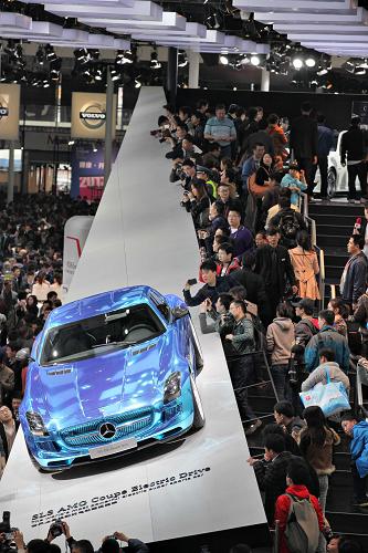 上海國(guó)際車展迎來專業(yè)觀眾日 首日觀眾15.2萬創(chuàng)新高 4月21日,觀眾在2013上海國(guó)際車展上參觀。 當(dāng)日是2013上海國(guó)際車展專業(yè)觀眾日,觀眾人數(shù)達(dá)到15.2萬,創(chuàng)歷史新高。 據(jù)了解,2013上海國(guó)際汽車工業(yè)展覽會(huì)從4月21日至29日迎接全球參觀者,車展總面積超過28萬平方米,規(guī)模創(chuàng)歷屆之最。來自18個(gè)國(guó)家和地區(qū)的近2000家廠商參展,展出整車約1300輛,其中全球首發(fā)車111輛。 新華社發(fā)