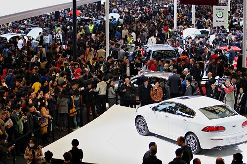 上海國(guó)際車展迎來專業(yè)觀眾日 首日觀眾15.2萬創(chuàng)新高 4月21日,觀眾在2013上海國(guó)際車展上參觀。 當(dāng)日是2013上海國(guó)際車展專業(yè)觀眾日,觀眾人數(shù)達(dá)到15.2萬,創(chuàng)歷史新高。 據(jù)了解,2013上海國(guó)際汽車工業(yè)展覽會(huì)從4月21日至29日迎接全球參觀者,車展總面積超過28萬平方米,規(guī)模創(chuàng)歷屆之最。來自18個(gè)國(guó)家和地區(qū)的近2000家廠商參展,展出整車約1300輛,其中全球首發(fā)車111輛。 新華社發(fā)