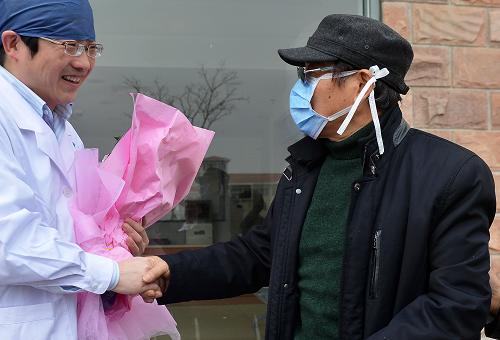 上海:三例人感染H7N9禽流感康復(fù)病例出院 4月21日,一位患者(右)與醫(yī)務(wù)人員握手表示感謝。 當(dāng)日,上海三例人感染H7N9禽流感康復(fù)病例從上海市公共衛(wèi)生臨床中心出院。據(jù)介紹,這三名康復(fù)患者均為成年男性,他們均連續(xù)2次H7N9核酸陰性,近期無(wú)發(fā)熱,呼吸道癥狀消失,符合國(guó)家衛(wèi)計(jì)委的出院標(biāo)準(zhǔn)。此前上海已有一位兒童康復(fù)病例和一位成人康復(fù)病例出院。 新華社發(fā)(丁汀 攝)