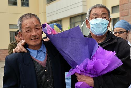上海:三例人感染H7N9禽流感康復(fù)病例出院 4月21日,一位康復(fù)的患者(右)在家人的陪同下出院。 當(dāng)日,上海三例人感染H7N9禽流感康復(fù)病例從上海市公共衛(wèi)生臨床中心出院。據(jù)介紹,這三名康復(fù)患者均為成年男性,他們均連續(xù)2次H7N9核酸陰性,近期無(wú)發(fā)熱,呼吸道癥狀消失,符合國(guó)家衛(wèi)計(jì)委的出院標(biāo)準(zhǔn)。此前上海已有一位兒童康復(fù)病例和一位成人康復(fù)病例出院。 新華社發(fā)(丁汀 攝)