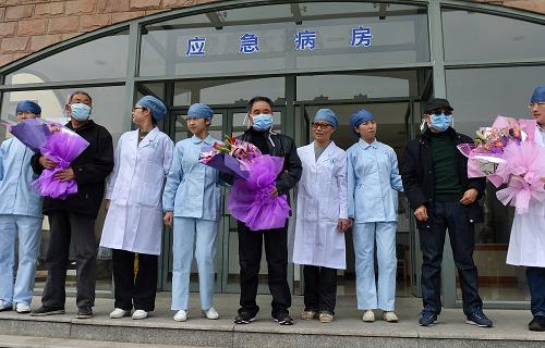上海:三例人感染H7N9禽流感康復(fù)病例出院 4月21日,三位患者在病房前和醫(yī)務(wù)人員合影留念。 當(dāng)日,上海三例人感染H7N9禽流感康復(fù)病例從上海市公共衛(wèi)生臨床中心出院。據(jù)介紹,這三名康復(fù)患者均為成年男性,他們均連續(xù)2次H7N9核酸陰性,近期無(wú)發(fā)熱,呼吸道癥狀消失,符合國(guó)家衛(wèi)計(jì)委的出院標(biāo)準(zhǔn)。此前上海已有一位兒童康復(fù)病例和一位成人康復(fù)病例出院。 新華社發(fā)(丁汀 攝)