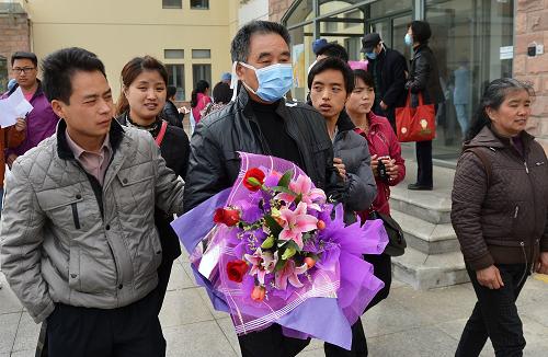 上海:三例人感染H7N9禽流感康復(fù)病例出院 4月21日,一位患者(中)在家人的陪同下出院。 當(dāng)日,上海三例人感染H7N9禽流感康復(fù)病例從上海市公共衛(wèi)生臨床中心出院。據(jù)介紹,這三名康復(fù)患者均為成年男性,他們均連續(xù)2次H7N9核酸陰性,近期無(wú)發(fā)熱,呼吸道癥狀消失,符合國(guó)家衛(wèi)計(jì)委的出院標(biāo)準(zhǔn)。此前上海已有一位兒童康復(fù)病例和一位成人康復(fù)病例出院。 新華社發(fā)(丁汀 攝)