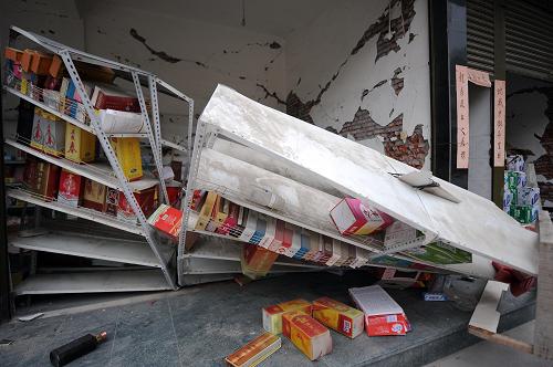 民政部:四川蘆山地震死亡失蹤人數(shù)上升至208人 4月21日在四川省雅安市寶興縣靈關(guān)鎮(zhèn)拍攝的在地震中受損的商店。 來(lái)自民政部的消息,據(jù)四川省民政廳21日17時(shí)統(tǒng)計(jì),四川蘆山7級(jí)地震已造成208人死亡、失蹤,其中184人死亡、24人失蹤,另有11826人受傷。 新華社發(fā)(薛玉斌 攝)