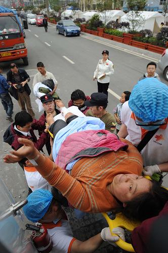 民政部:四川蘆山地震死亡失蹤人數(shù)上升至208人 4月21日,重慶緊急醫(yī)學(xué)救援隊(duì)在救治從寶興縣靈關(guān)鎮(zhèn)轉(zhuǎn)移的重傷員楊孝麗。 來(lái)自民政部的消息,據(jù)四川省民政廳21日17時(shí)統(tǒng)計(jì),四川蘆山7級(jí)地震已造成208人死亡、失蹤,其中184人死亡、24人失蹤,另有11826人受傷。 新華社記者 李健 攝