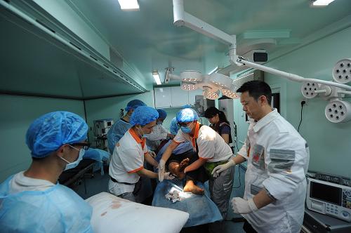 民政部:四川蘆山地震死亡失蹤人數(shù)上升至208人 4月21日,重慶緊急醫(yī)學(xué)救援隊(duì)在救治從寶興縣靈關(guān)鎮(zhèn)轉(zhuǎn)移的重傷員。 來(lái)自民政部的消息,據(jù)四川省民政廳21日17時(shí)統(tǒng)計(jì),四川蘆山7級(jí)地震已造成208人死亡、失蹤,其中184人死亡、24人失蹤,另有11826人受傷。 新華社記者 李健 攝