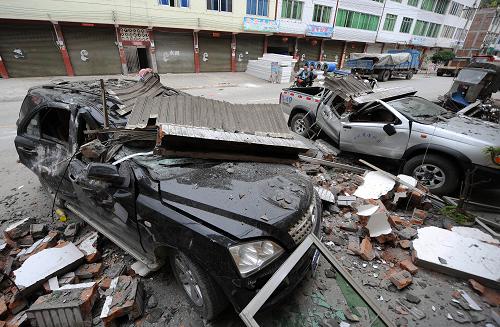 民政部:四川蘆山地震死亡失蹤人數(shù)上升至208人 4月21日在四川省雅安市寶興縣靈關(guān)鎮(zhèn)拍攝的在地震中受損的車輛。 來(lái)自民政部的消息,據(jù)四川省民政廳21日17時(shí)統(tǒng)計(jì),四川蘆山7級(jí)地震已造成208人死亡、失蹤,其中184人死亡、24人失蹤,另有11826人受傷。 新華社發(fā)(薛玉斌 攝)