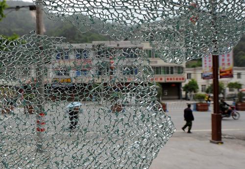 民政部:四川蘆山地震死亡失蹤人數(shù)上升至208人 4月21日在四川省雅安市寶興縣靈關(guān)鎮(zhèn)拍攝的在地震中受損的玻璃。 來(lái)自民政部的消息,據(jù)四川省民政廳21日17時(shí)統(tǒng)計(jì),四川蘆山7級(jí)地震已造成208人死亡、失蹤,其中184人死亡、24人失蹤,另有11826人受傷。 新華社發(fā)(薛玉斌 攝)