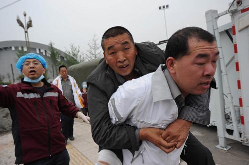 民政部:四川蘆山地震死亡失蹤人數(shù)上升至208人 4月21日,重慶緊急醫(yī)學(xué)救援隊(duì)在救治從寶興縣靈關(guān)鎮(zhèn)轉(zhuǎn)移的重傷員楊秀全。 來(lái)自民政部的消息,據(jù)四川省民政廳21日17時(shí)統(tǒng)計(jì),四川蘆山7級(jí)地震已造成208人死亡、失蹤,其中184人死亡、24人失蹤,另有11826人受傷。 新華社記者 李健 攝