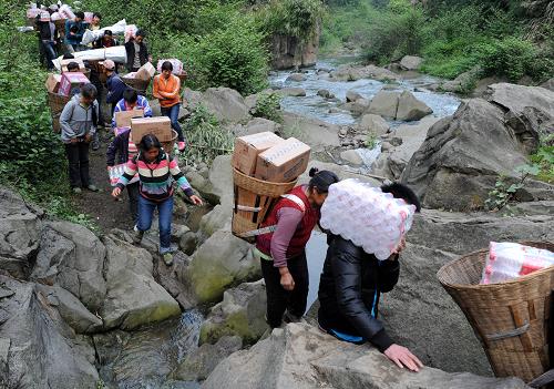 “螞蟻搬家”救災物資進孤島 4月22日,石鳳村村民在搬運救災援助物資。 地震發(fā)生以來,蘆山縣雙石鎮(zhèn)石鳳村唯一的進村道路因巨石墜落、路基塌方造成完全阻斷。這里與外界隔絕,嚴重缺少帳篷和各種食物。由于進村道路狹窄,大型工程車輛無法進入作業(yè),道路搶通救援隊多次突破都未能打通。 全村及附近村組2000多名村民藥品、食品告急。村民不等不靠,上至65歲的老人,下至7歲的孩子,迅速組織起了一支300多人的搬運隊伍,專門擔負各種救災物資的人力輸送。 據(jù)村民張彬芳介紹,出發(fā)前村民們約法三章,搬運的物資除必須留出分留給前來支援救災的解放軍和武警戰(zhàn)士外,剩下的統(tǒng)一運送、統(tǒng)一分發(fā)、照顧老弱病殘和傷員。 從道路斷口到村口5公里的路程,有很大部分是在密林山地中新開辟的道路,300多村民用“螞蟻搬家”的方式,完全靠人力將40多噸救災物資運進孤島,讓全村渡過了物資匱乏的難關(guān),且未出現(xiàn)強占為私和無序哄搶的情況。 新華社記者 李紫恒 攝