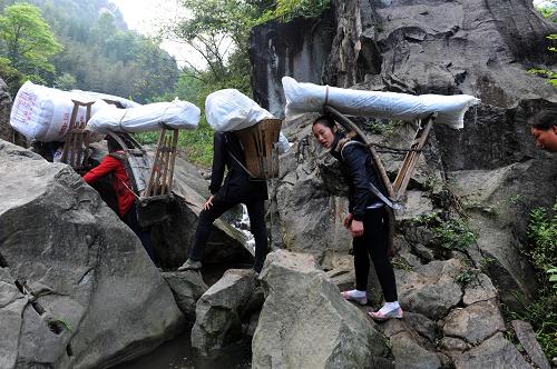 “螞蟻搬家”救災物資進孤島 4月22日,石鳳村村民在搬運救災援助物資。 地震發(fā)生以來,蘆山縣雙石鎮(zhèn)石鳳村唯一的進村道路因巨石墜落、路基塌方造成完全阻斷。這里與外界隔絕,嚴重缺少帳篷和各種食物。由于進村道路狹窄,大型工程車輛無法進入作業(yè),道路搶通救援隊多次突破都未能打通。 全村及附近村組2000多名村民藥品、食品告急。村民不等不靠,上至65歲的老人,下至7歲的孩子,迅速組織起了一支300多人的搬運隊伍,專門擔負各種救災物資的人力輸送。 據(jù)村民張彬芳介紹,出發(fā)前村民們約法三章,搬運的物資除必須留出分留給前來支援救災的解放軍和武警戰(zhàn)士外,剩下的統(tǒng)一運送、統(tǒng)一分發(fā)、照顧老弱病殘和傷員。 從道路斷口到村口5公里的路程,有很大部分是在密林山地中新開辟的道路,300多村民用“螞蟻搬家”的方式,完全靠人力將40多噸救災物資運進孤島,讓全村渡過了物資匱乏的難關(guān),且未出現(xiàn)強占為私和無序哄搶的情況。 新華社記者 李紫恒 攝