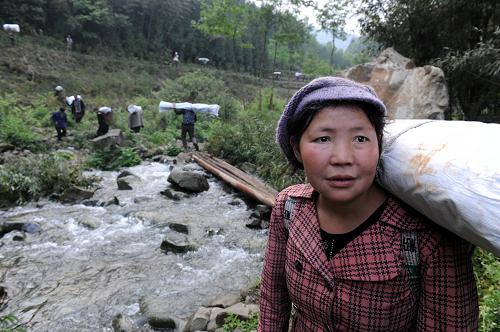 “螞蟻搬家”救災物資進孤島 4月22日,一位搬運救災援助物資村民在等候落在后邊的兒子。 地震發(fā)生以來,蘆山縣雙石鎮(zhèn)石鳳村唯一的進村道路因巨石墜落、路基塌方造成完全阻斷。這里與外界隔絕,嚴重缺少帳篷和各種食物。由于進村道路狹窄,大型工程車輛無法進入作業(yè),道路搶通救援隊多次突破都未能打通。 全村及附近村組2000多名村民藥品、食品告急。村民不等不靠,上至65歲的老人,下至7歲的孩子,迅速組織起了一支300多人的搬運隊伍,專門擔負各種救災物資的人力輸送。 據(jù)村民張彬芳介紹,出發(fā)前村民們約法三章,搬運的物資除必須留出分留給前來支援救災的解放軍和武警戰(zhàn)士外,剩下的統(tǒng)一運送、統(tǒng)一分發(fā)、照顧老弱病殘和傷員。 從道路斷口到村口5公里的路程,有很大部分是在密林山地中新開辟的道路,300多村民用“螞蟻搬家”的方式,完全靠人力將40多噸救災物資運進孤島,讓全村渡過了物資匱乏的難關(guān),且未出現(xiàn)強占為私和無序哄搶的情況。 新華社記者 李紫恒 攝