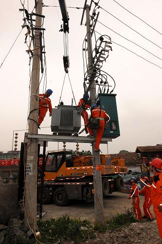搶修受損電路 4月22日,四川德陽電業(yè)局搶險(xiǎn)隊(duì)的工作人員在搶修蘆山縣金南區(qū)電力線路。 四川省蘆山“4·20”7.0級(jí)強(qiáng)烈地震發(fā)生后,蘆山縣的不少受災(zāi)地區(qū)電力供應(yīng)中斷,國(guó)家電網(wǎng)四川德陽電業(yè)局支援搶險(xiǎn)隊(duì)200余人迅速到達(dá)地震災(zāi)區(qū)開展搶修工作。目前,蘆山縣金南、金北等區(qū)域已陸續(xù)供電。 新華社記者 何俊昌 攝