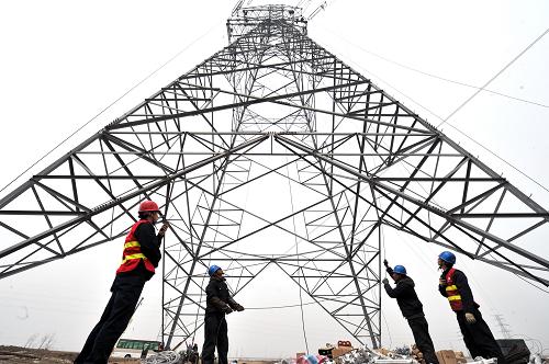 津秦客運鐵路專線電力配套工程加緊建設 4月22日,工人在津秦客運鐵路留莊220千伏牽引站電源線工地施工。 當日,為保障津秦客運專線按時通車,國家電網(wǎng)天津送變電工程公司員工加緊建設津秦客運鐵路專線220千伏牽引站電源線工程。 津秦客運專線全長257公里,起點為天津站,終點為秦皇島站,將成為連接環(huán)渤海經(jīng)濟區(qū)的重要經(jīng)濟紐帶。專線建成后,北可通過秦沈客運專線連接哈大客運專線,西可連接京津城際鐵路,南接京滬高速鐵路,形成貫通東北、華北、華東、中南地區(qū)的快速客運通道。 新華社發(fā)(何鐸 攝)