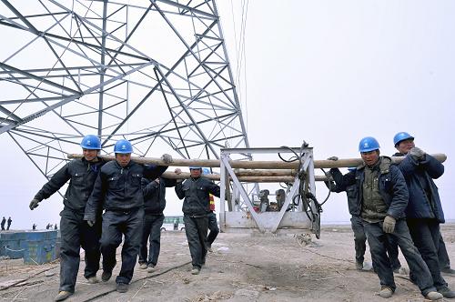 津秦客運鐵路專線電力配套工程加緊建設 4月22日,工人在津秦客運鐵路留莊220千伏牽引站電源線工地施工。 當日,為保障津秦客運專線按時通車,國家電網(wǎng)天津送變電工程公司員工加緊建設津秦客運鐵路專線220千伏牽引站電源線工程。 津秦客運專線全長257公里,起點為天津站,終點為秦皇島站,將成為連接環(huán)渤海經(jīng)濟區(qū)的重要經(jīng)濟紐帶。專線建成后,北可通過秦沈客運專線連接哈大客運專線,西可連接京津城際鐵路,南接京滬高速鐵路,形成貫通東北、華北、華東、中南地區(qū)的快速客運通道。 新華社發(fā)(何鐸 攝)