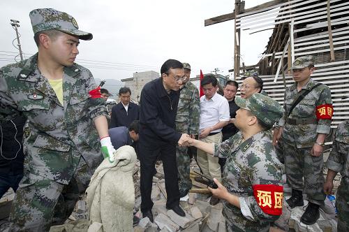 李克強(qiáng)在震區(qū)24小時(shí)的足跡 4月20日下午,國(guó)務(wù)院總理李克強(qiáng)來(lái)到蘆山地震重災(zāi)區(qū)雙石鎮(zhèn)察看災(zāi)情,指導(dǎo)抗震救災(zāi)。他冒著余震攀上廢墟,對(duì)正在救援的官兵說(shuō),大家辛苦了?,F(xiàn)在第一位的任務(wù)是救人,一刻不能停,要把廢墟的邊邊角角都搜遍。 新華社記者 黃敬文 攝