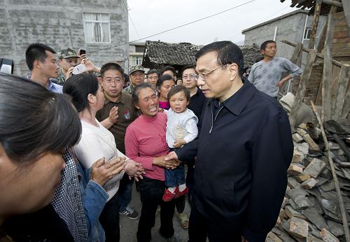 李克強(qiáng)在震區(qū)24小時(shí)的足跡 4月20日下午,國(guó)務(wù)院總理李克強(qiáng)來(lái)到蘆山地震重災(zāi)區(qū)雙石鎮(zhèn),看到李克強(qiáng),村民們紛紛圍攏過(guò)來(lái),向他講述地震時(shí)的情景和家里受災(zāi)情況。 新華社記者 黃敬文 攝