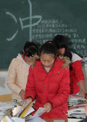 災(zāi)區(qū)關(guān)鍵詞:“復(fù)課” 4月24日,四川省雅安市寶興縣中學(xué)的高三學(xué)生在整理被地震震落的書籍。當(dāng)日,寶興縣中學(xué)近180名高三學(xué)生復(fù)課,第一堂課的內(nèi)容是心理輔導(dǎo)。 新華社記者 羅曉光攝