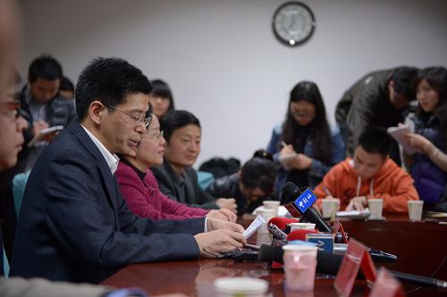 江西發(fā)現(xiàn)首例人感染H7N9禽流感疑似病例 4月25日,江西省衛(wèi)生廳發(fā)言人在新聞通報(bào)會(huì)上向媒體介紹情況。 當(dāng)日,江西省衛(wèi)生廳通報(bào),江西省發(fā)現(xiàn)首例人感染H7N9禽流感疑似病例。 4月24日,南昌市疾病預(yù)防控制中心送檢的南昌市第三醫(yī)院收治的一名69歲男性患者病例樣本,經(jīng)江西省疾病預(yù)防控制中心實(shí)驗(yàn)室檢測(cè),確認(rèn)患者為人感染H7N9禽流感疑似病例。 新華社記者 周密 攝
