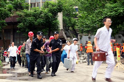四川華鎣舉行災(zāi)害應(yīng)急救援演練 5月9日,參加演練的人員緊急轉(zhuǎn)移“重傷員”。 當(dāng)日,四川省華鎣市組織1000多名武警消防官兵、公安干警、醫(yī)務(wù)人員、當(dāng)?shù)厝罕姷?,在溪口?zhèn)馬鞍坪“7.10”特大泥石流災(zāi)害現(xiàn)場舉行突發(fā)地質(zhì)災(zāi)害應(yīng)急救援大演練,迎接5月12日全國“防災(zāi)減災(zāi)日”的到來。演練的目的在于健全抗災(zāi)搶險整體聯(lián)動機制,提升山區(qū)群眾防災(zāi)減災(zāi)和自救互救能力,檢驗突發(fā)地質(zhì)災(zāi)害應(yīng)急預(yù)案的科學(xué)性、針對性和實效性。1989年7月10日,華鎣市溪口鎮(zhèn)馬鞍坪曾發(fā)生特大泥石流災(zāi)害。 新華社發(fā)(邱海鷹 攝)