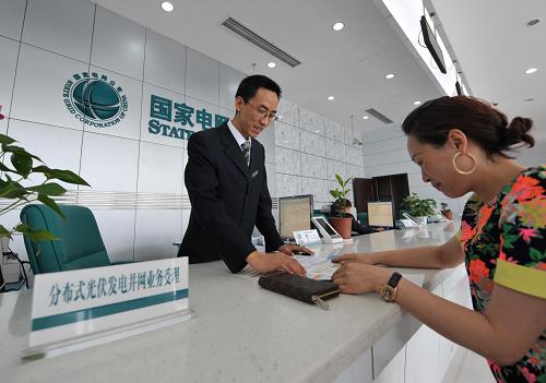 重慶電力推出分布式電源并網(wǎng)服務(wù) 5月9日,國家電網(wǎng)重慶電力公司永川供電局雙橋客戶服務(wù)分中心的營業(yè)大廳內(nèi),一位客戶在分布式電源并網(wǎng)業(yè)務(wù)受理服務(wù)柜臺前咨詢。 日前,國家電網(wǎng)重慶公司結(jié)合當(dāng)?shù)貙?shí)際情況,發(fā)布了《分布式電源并網(wǎng)服務(wù)管理辦法》,正式推出分布式電源并網(wǎng)服務(wù)。發(fā)電量有三種方式可供客戶選擇:全部上網(wǎng)、全部自用或自發(fā)自用余電上網(wǎng),用戶不足電量由電網(wǎng)提供。上、下網(wǎng)電量分開結(jié)算,電價(jià)暫按當(dāng)?shù)厝济簷C(jī)組標(biāo)桿上網(wǎng)電價(jià)(每千瓦時(shí)0.4491元)進(jìn)行收購,由電力公司提供裝置進(jìn)行電能計(jì)量。 據(jù)介紹,重慶市電力公司各營業(yè)廳目前均可受理該項(xiàng)業(yè)務(wù),從接入申請受理到最終并網(wǎng)運(yùn)行,最短為光伏發(fā)電項(xiàng)目,需35個(gè)工作日,其他發(fā)電項(xiàng)目最長在60個(gè)工作日以內(nèi)。截至10日,重慶地區(qū)已經(jīng)成功完成兩例分布式光伏發(fā)電項(xiàng)目并網(wǎng),根據(jù)相關(guān)規(guī)定,此類項(xiàng)目自發(fā)自用電價(jià)還可按0.35元/千瓦時(shí)標(biāo)準(zhǔn)獲得國家補(bǔ)貼。 新華社記者 劉潺 攝