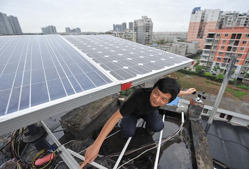 重慶電力推出分布式電源并網(wǎng)服務(wù) 5月9日,市民楊洪彬在測試太陽能電池板風(fēng)動安全保護(hù)設(shè)備運(yùn)行情況。楊洪彬的光伏發(fā)電項(xiàng)目已并網(wǎng)運(yùn)行。 日前,國家電網(wǎng)重慶公司結(jié)合當(dāng)?shù)貙?shí)際情況,發(fā)布了《分布式電源并網(wǎng)服務(wù)管理辦法》,正式推出分布式電源并網(wǎng)服務(wù)。發(fā)電量有三種方式可供客戶選擇:全部上網(wǎng)、全部自用或自發(fā)自用余電上網(wǎng),用戶不足電量由電網(wǎng)提供。上、下網(wǎng)電量分開結(jié)算,電價(jià)暫按當(dāng)?shù)厝济簷C(jī)組標(biāo)桿上網(wǎng)電價(jià)(每千瓦時(shí)0.4491元)進(jìn)行收購,由電力公司提供裝置進(jìn)行電能計(jì)量。 據(jù)介紹,重慶市電力公司各營業(yè)廳目前均可受理該項(xiàng)業(yè)務(wù),從接入申請受理到最終并網(wǎng)運(yùn)行,最短為光伏發(fā)電項(xiàng)目,需35個(gè)工作日,其他發(fā)電項(xiàng)目最長在60個(gè)工作日以內(nèi)。截至10日,重慶地區(qū)已經(jīng)成功完成兩例分布式光伏發(fā)電項(xiàng)目并網(wǎng),根據(jù)相關(guān)規(guī)定,此類項(xiàng)目自發(fā)自用電價(jià)還可按0.35元/千瓦時(shí)標(biāo)準(zhǔn)獲得國家補(bǔ)貼。 新華社記者 劉潺 攝