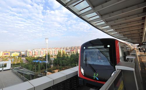 國內(nèi)首條高原地鐵在昆明開通 5月20日,一列地鐵列車準(zhǔn)備進(jìn)站。 當(dāng)日,昆明地鐵1、2號線首期工程進(jìn)行載客試運(yùn)營,這也是國內(nèi)開通的首條高原地鐵。 據(jù)介紹,昆明地鐵1、2號線首期工程南段全長22.144公里,設(shè)置車站12座,中間站停站40秒,終端站停站60秒,列車最高運(yùn)行速度80km/h,單程運(yùn)行時間約為34分鐘。 新華社記者 藺以光 攝