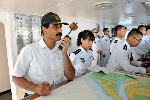 中巴兩國共建友誼之橋 巴基斯坦是中國的重要鄰國和全天候戰(zhàn)略合作伙伴。建交62年來,中巴關系歷經(jīng)時間和國際風云變幻的考驗,成為不同社會制度國家之間睦鄰友好、互利合作的典范。 2013年3月3日,在巴基斯坦卡拉奇港,巴方引水員登上“哈爾濱”艦指引中國軍艦靠港。當?shù)貢r間3日11時,中國海軍第十四批護航編隊抵達巴基斯坦卡拉奇港,參加由巴基斯坦海軍倡導組織的“和平-13”多國海上聯(lián)合軍事演習。 新華社發(fā)(王長松攝)