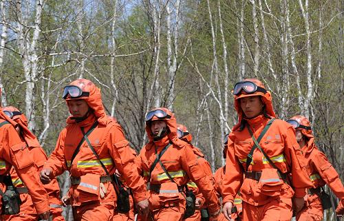 集中演練森林防火 武警內(nèi)蒙古興安盟森林支隊(duì)官兵在白狼林區(qū)靠前駐防訓(xùn)練(5月23日攝)。 進(jìn)入春季防火期以來(lái),武警內(nèi)蒙古興安盟森林支隊(duì)數(shù)百名官兵深入大興安嶺林海防火一線,協(xié)同駐地林業(yè)局、航空護(hù)林站等有關(guān)部門,陸續(xù)開展了陸空接應(yīng)、警地聯(lián)合以及一系列常規(guī)滅火、裝甲滅火、機(jī)降滅火等課目的集中演練。 新華社記者 張領(lǐng) 攝
