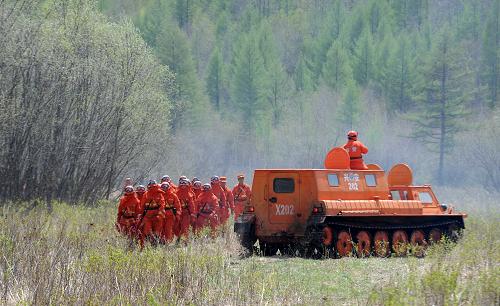 集中演練森林防火 武警內(nèi)蒙古興安盟森林支隊(duì)官兵在白狼林區(qū)靠前駐防訓(xùn)練(5月23日攝)。 進(jìn)入春季防火期以來(lái),武警內(nèi)蒙古興安盟森林支隊(duì)數(shù)百名官兵深入大興安嶺林海防火一線,協(xié)同駐地林業(yè)局、航空護(hù)林站等有關(guān)部門,陸續(xù)開展了陸空接應(yīng)、警地聯(lián)合以及一系列常規(guī)滅火、裝甲滅火、機(jī)降滅火等課目的集中演練。 新華社記者 張領(lǐng) 攝
