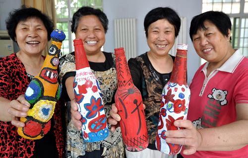 “變廢為寶”迎世界環(huán)境日 6月4日,河北省邯鄲市羅三社區(qū)居民展示自制的酒瓶裝飾品。 當日,河北省邯鄲市羅三社區(qū)居民開展“從我做起、從小事做起、保護環(huán)境、節(jié)約節(jié)能”活動,迎接世界環(huán)境日。 新華社發(fā)(郝群英 攝)