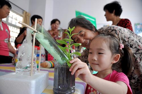 “變廢為寶”迎世界環(huán)境日 6月4日,河北省邯鄲市羅三社區(qū)居民在觀看居民自制的澆花器。 當日,河北省邯鄲市羅三社區(qū)居民開展“從我做起、從小事做起、保護環(huán)境、節(jié)約節(jié)能”活動,迎接世界環(huán)境日。 新華社發(fā)(郝群英 攝)