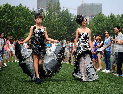 “變廢為寶”迎世界環(huán)境日 6月4日,山東聊城大學東昌學院學生在展示用一次性塑料袋等廢舊材料制作的“時裝”。 當日,山東聊城大學東昌學院學生舉辦“創(chuàng)意‘時裝’秀環(huán)保”活動,活動中展示了他們用廢舊紙張、舊光盤、一次性塑料袋等可循環(huán)利用材料制作的十余款“時裝”,活動旨在倡導大學生從自身做起,推進低碳減排,踐行綠色生活,迎接世界環(huán)境日。 新華社發(fā)(張振祥 攝)