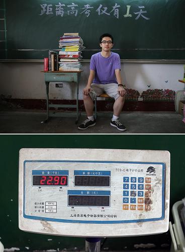 高考的重量 長(zhǎng)沙市達(dá)材學(xué)校68班學(xué)生鄧馭方今年19歲,他理想中的大學(xué)是北京第二外國(guó)語(yǔ)學(xué)院。上圖為他和他使用的教材及教輔材料,下圖電子秤稱重顯示他使用的教材及教輔材料重量為22.9公斤(拼版照片,攝于6月5日)。 六月初的長(zhǎng)沙氣溫驟升,灼熱的空氣里彌漫著幾分高考來臨的緊張。在長(zhǎng)沙市達(dá)材學(xué)校的教室里,堆積如山的課本和復(fù)習(xí)材料擺滿了課桌,塞滿了過道,1000多名復(fù)讀生在這里為了心中理想的大學(xué)再次向高考發(fā)起沖擊。記者在高考前夕走進(jìn)復(fù)讀生們的教室,用鏡頭記錄下他們自信的微笑和他們各自使用過的教輔材料,并用電子秤記錄下教輔材料的重量。每一疊沉甸甸的書本都承載著一個(gè)沉甸甸的理想,書本的重量可以稱量,而高考的分量對(duì)于每一個(gè)重走追夢(mèng)路的復(fù)讀生而言,個(gè)中輕重只有他們心頭自知。 新華社記者 李尕 攝