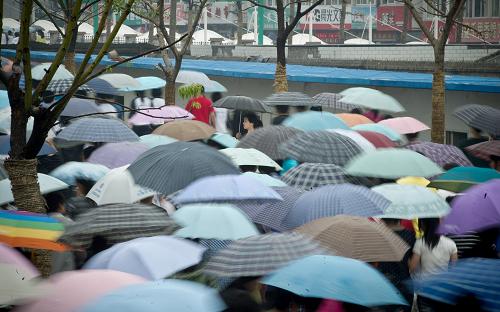 高考夢工廠 毛坦廠中學(xué)內(nèi),家長們在雨中等待放學(xué)的孩子(5月15日攝)。在毛坦廠鎮(zhèn)內(nèi)生活著近萬人的陪讀家長。 安徽省六安市毛坦廠鎮(zhèn)毛坦廠中學(xué)(包括其復(fù)讀校金安中學(xué),文中統(tǒng)稱為毛坦廠中學(xué))雖然是一所地處大別山山坳的鄉(xiāng)鎮(zhèn)級高中,但擁有學(xué)生近兩萬人,其中高三學(xué)生萬余人。近年來,這所鄉(xiāng)鎮(zhèn)級的高中吸引了來自安徽省內(nèi)各地的高中生以及復(fù)讀生前來就讀,其每年較高的本科達線率讓這所學(xué)校成為考生們進入大學(xué)的“夢工廠”。 毛坦廠中學(xué)建校于建國前,其真正為人所熟知卻是由于2000年以來的復(fù)讀班高考成績的不斷攀升。復(fù)讀學(xué)生們的家長口口相傳,高三年級的學(xué)生人數(shù)也從最初的幾個班幾百人發(fā)展到2013年近百個班的1萬1千余人。“毛坦廠中學(xué)的教學(xué)主要是老師對學(xué)生看的緊、要求嚴格,不放棄每一個學(xué)生。同時因為我們的生源不是最好的,并且有大量的復(fù)讀考生,所以我們的教學(xué)也是因材施教以打基礎(chǔ)為主。重點高中主要抓尖子生,而我們的目標(biāo)是讓普通生也能考上理想的大學(xué)。”毛坦廠中學(xué)副校長劉立貴介紹說。在毛坦廠中學(xué)的高三年級中,學(xué)生們自覺性很高,也隨處可見鼓勵學(xué)生不斷努力的光榮榜和標(biāo)語。因才施教式的培養(yǎng)、嚴格的管理
