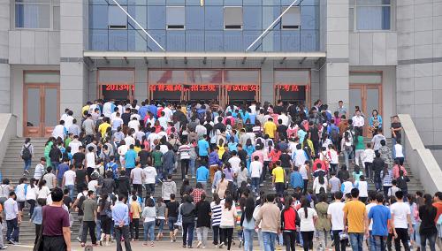 2013年高考拉開帷幕 6月7日,在河北固安一中考點(diǎn),考生進(jìn)入考場(chǎng)。 當(dāng)日,2013年高考拉開帷幕,今年全國(guó)共有912萬考生報(bào)名參加高考。 新華社發(fā)(王曉 攝)