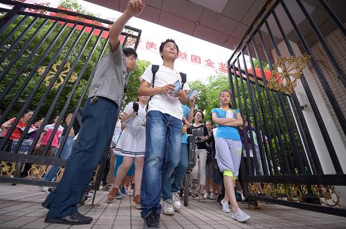 2013年高考拉開帷幕 6月7日,在江西南昌一中考點(diǎn),考生正在進(jìn)入考場(chǎng)。 當(dāng)日,2013年高考拉開帷幕,今年共有912萬考生報(bào)名參加考試。 新華社記者 周密 攝