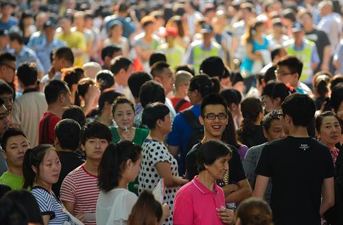 2013年高考拉開帷幕 6月7日,在西安西北工業(yè)大學(xué)附屬中學(xué)考點(diǎn),考生等待進(jìn)入考場(chǎng)。 當(dāng)日,2013年高考拉開帷幕,今年全國(guó)共有912萬考生報(bào)名參加高考。 新華社記者 劉瀟 攝