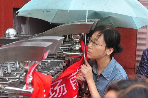 父母心 6月7日,一名考生家長在武漢市東湖中學考點外等候。 當日,2013年高考拉開帷幕。考場外,隨處可見眾多陪考的考生家長。 新華社記者 肖藝九 攝