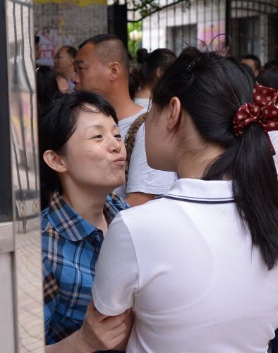 父母心 6月7日,在江西南昌一中考點外,一位家長在鼓勵孩子。 當日,2013年高考拉開帷幕,今年共有912萬考生報名參加考試。 新華社記者 周密 攝