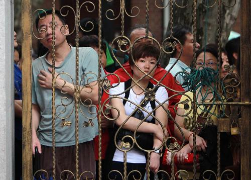 父母心 6月7日,考生家長(zhǎng)在上海市第54中學(xué)外目送孩子進(jìn)考場(chǎng)。 當(dāng)日,2013年高考拉開帷幕??紙?chǎng)外,隨處可見眾多陪考的考生家長(zhǎng)。 新華社發(fā)(丁汀 攝)
