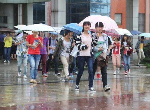 全國多地考生雨中赴考 6月7日,在江蘇宜興市丁蜀高級中學(xué)考點,考生們冒雨赴考。 當(dāng)日,2013年高考拉開帷幕。全國多地迎來降雨天氣,眾多考生雨中赴考。 新華社發(fā)(丁煥新 攝)