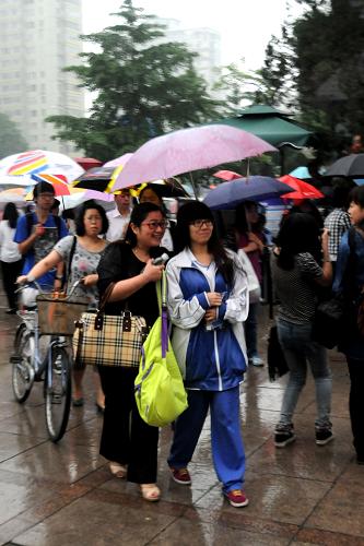 全國多地考生雨中赴考 6月7日,在北京人大附中考點,考生冒雨進入考點。 當(dāng)日,2013年高考拉開帷幕。全國多地迎來降雨天氣,眾多考生雨中赴考。 新華社發(fā)(王振 攝)